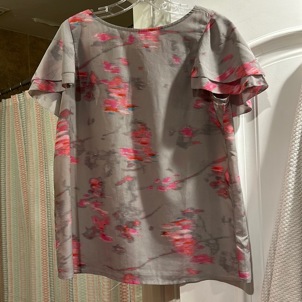 Banana Republic short-sleeved, multi-colored top. Size: Medium